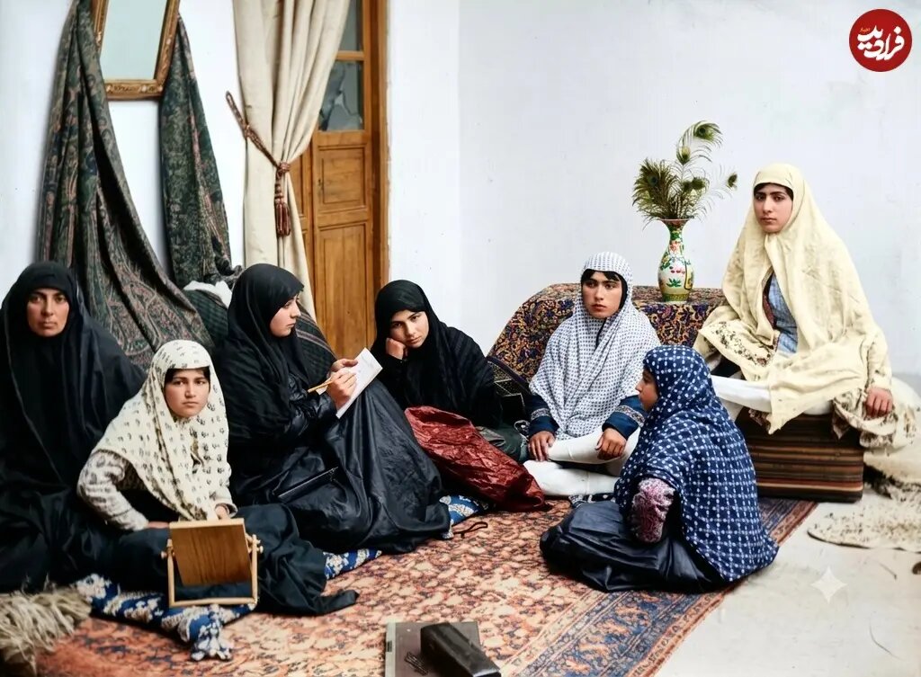 عکس رنگی شده محفل خصوصی زنانه در دوره قاجار
