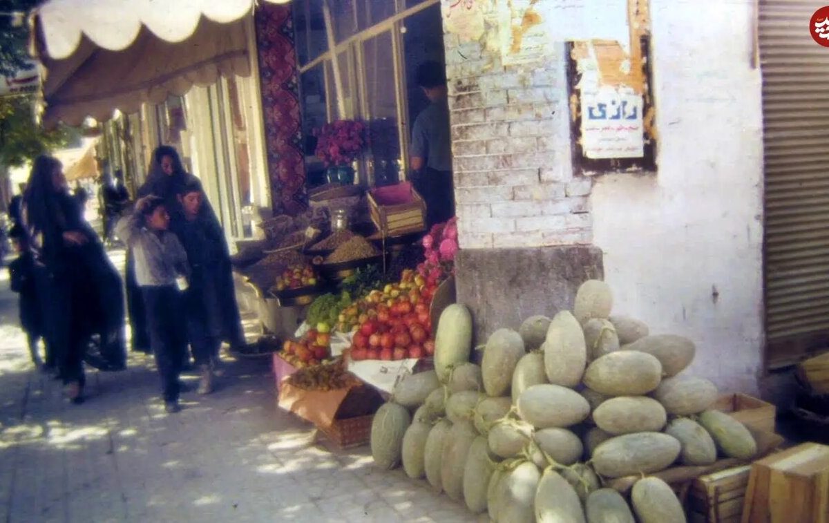تصویری قدیمی از یک میوه‌فروشی را در تهران و در تابستان ۱۳۵۳