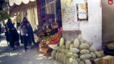 تصویری قدیمی از یک میوه‌فروشی را در تهران و در تابستان ۱۳۵۳