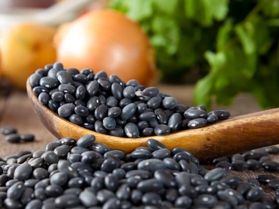 ۸ خوراکی سیاه با فواید شگفت‌انگیز برای بدن