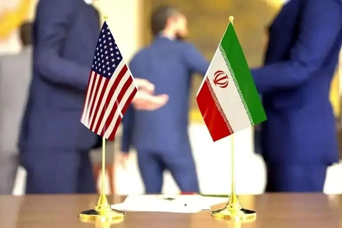 سفیر آمریکا به احترام سرود ایران ایستاد + فیلم سفیر آمریکا به احترام سرود ایران ایستاد + فیلم