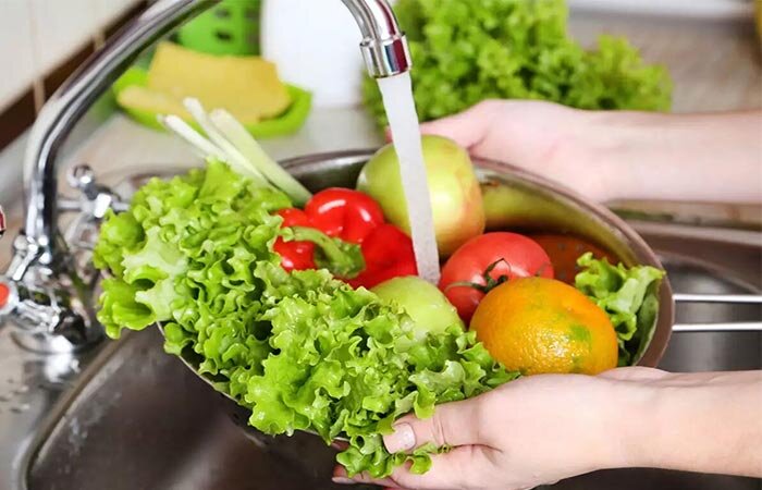 اشتباه رایج در شستن کاهو و سبزیجات؛ فقط آب گرفتن کافی نیست + روش درست شستشو اشتباه رایج در شستن کاهو و سبزیجات؛ فقط آب گرفتن کافی نیست + روش درست شستشو