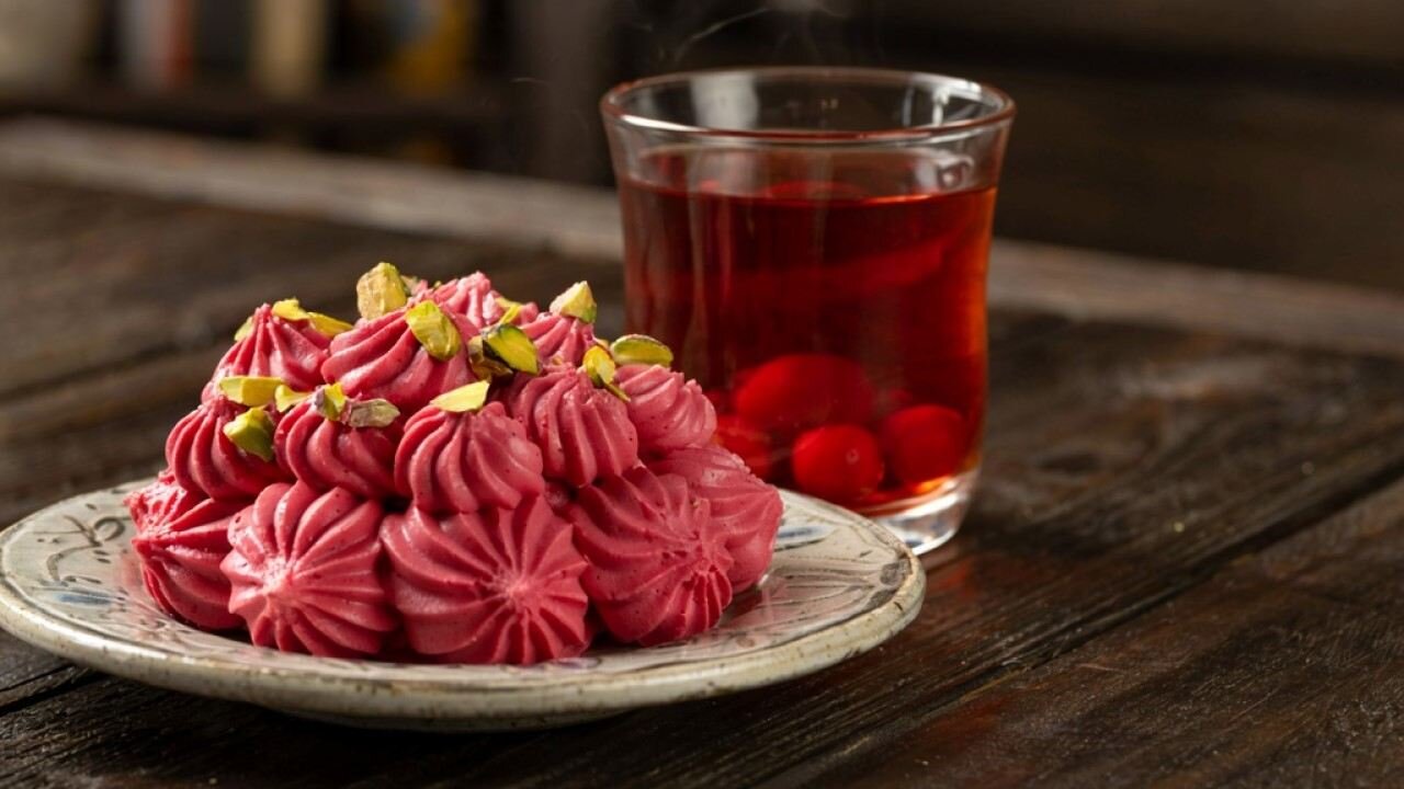 طرز تهیه حلوا آلبالو؛ دسر خوشرنگی که مهمانها را غافلگیر میکند طرز تهیه حلوا آلبالو؛ دسر خوشرنگی که مهمانها را غافلگیر میکند