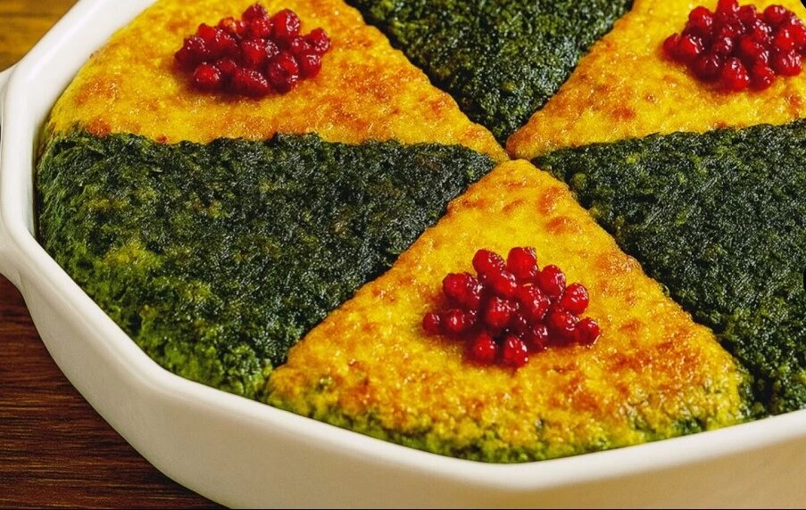 طرز تهیه کوکو سبزی و سیب زمینی دو رنگ برای ۶ نفر + آموزش تصویری