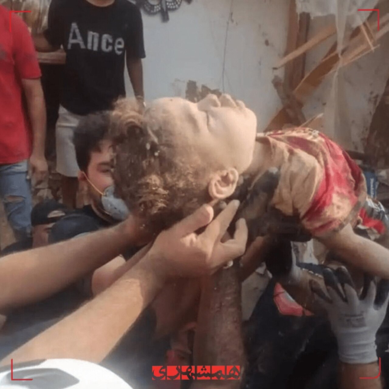 تصویری دردناک از پیکر کودک ۲ ساله در حمله آمریکا | لحظه پیدا شدن پیکر بی جان کودک در قشم + فیلم Image of the body of a 2-year-old child from the US attack on Qeshm