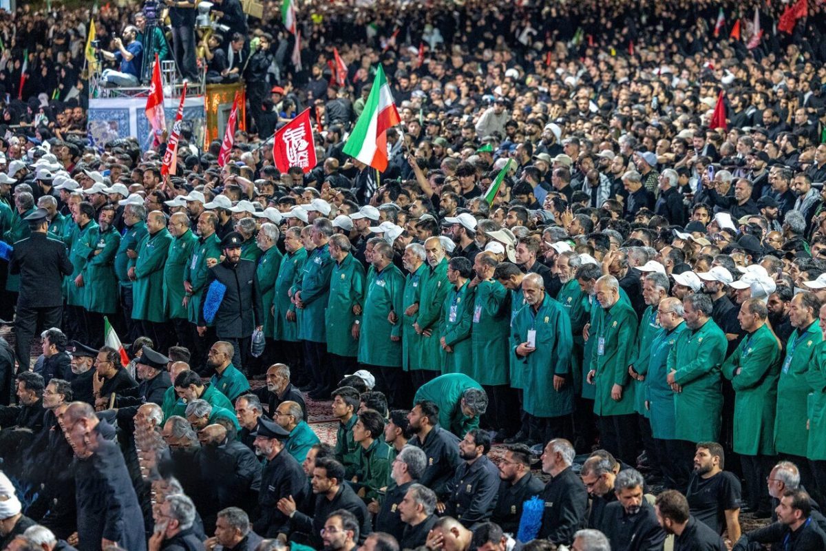 تصاویری از اقامه نماز بر پیکر مطهر رهبر شهید انقلاب در حرم مطهر رضوی