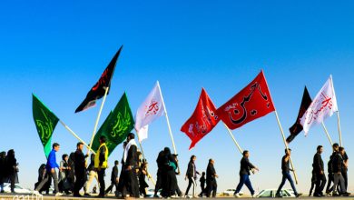 زائران ایرانی جاده راهپیمایی اربعین را پاک می‌کنند