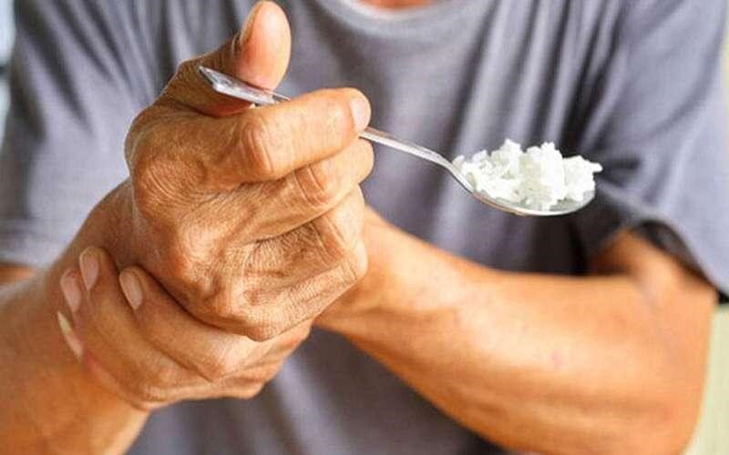 ۵ نشانه اولیه پارکینسون که فقط به لرزش دست محدود نمی‌شوند