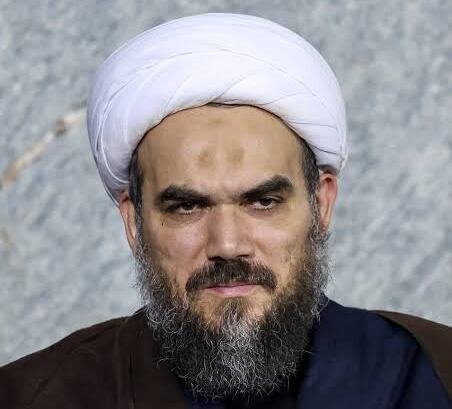 لحظه احساسی حضور داماد رهبر شهید و پدر زهرای شهید ۱۴ ماهه در رواق دارالذکر