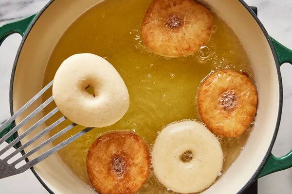 چگونه دونات خانگی درست کنیم ؟ ؛ طرز تهیه دونات خانگی نرم و پفدار با روکش شکلاتی چگونه دونات خانگی درست کنیم ؟ ؛ طرز تهیه دونات خانگی نرم و پفدار با روکش شکلاتی