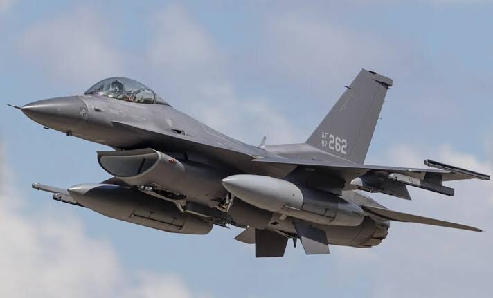جنگنده F-16 در کشور همسایه سقوط کرد + فیلم