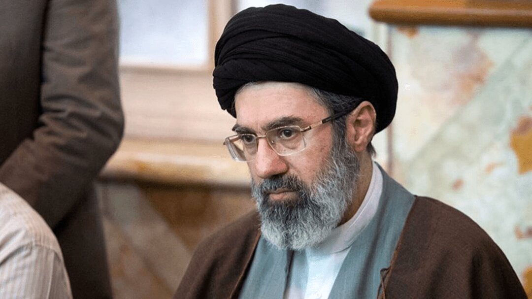 انتشار برای نخستین‌بار؛ تصویری از آیت‌الله سیدمجتبی خامنه‌ای در عیادت از سفیر ایران در لبنان پس از انفجار پیجرها