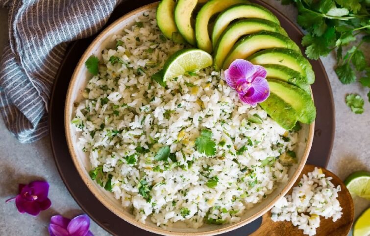 طرز تهیه گشنیز پلو لیمویی؛ برنج خوش‌عطری که می‌توانید با ماهی و مرغ سرو کنید