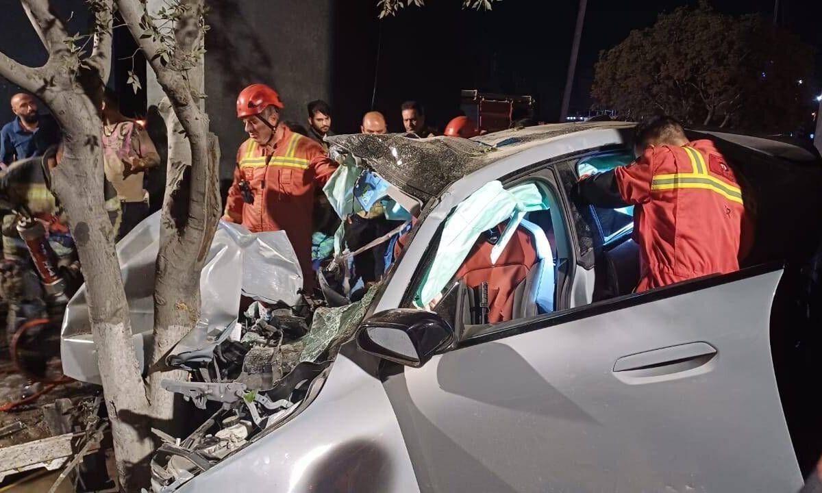 ببینید چه بلایی بر سر این BMW آمده است | تصادف مرگبار  بی ام در بزرگراه همت + فیلم |‌  ۲ دختر و یک پسر جوان جان باختند