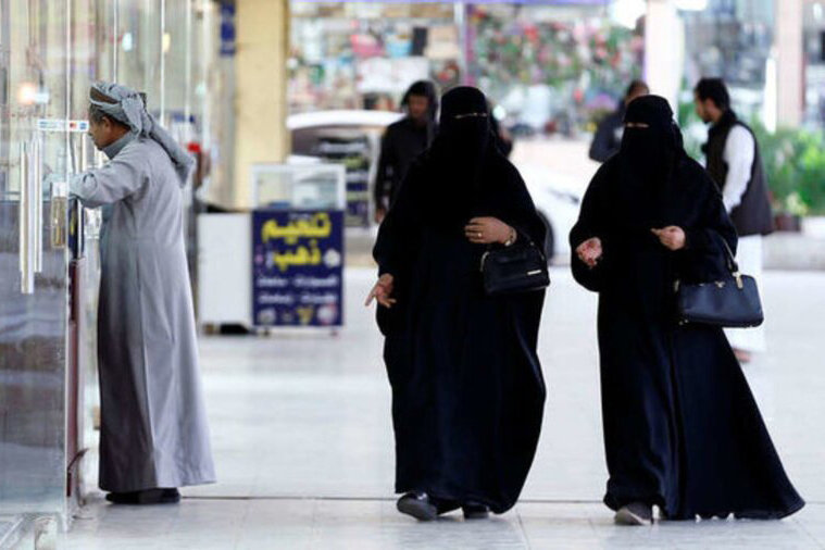 هجوم زنان عربستانی؛ شیشه فروشگاه را شکستند + ویدئو