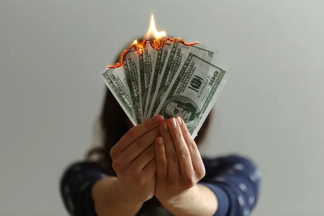 ۱۰ عادت رایج که بیسروصدا پولتان را هدر میدهند ۱۰ عادت رایج که بیسروصدا پولتان را هدر میدهند