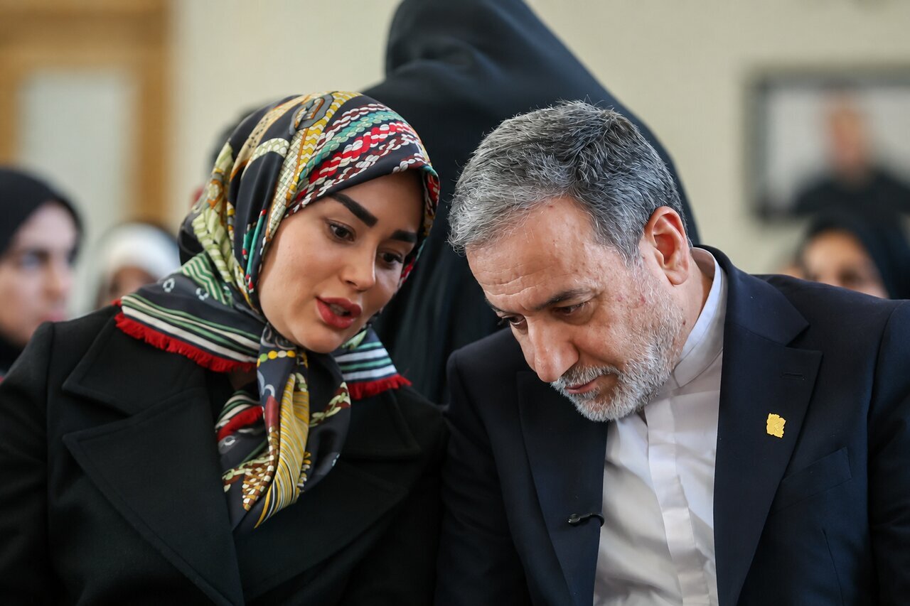 تصویری جدید از عباس عراقچی در کنار همسرش
