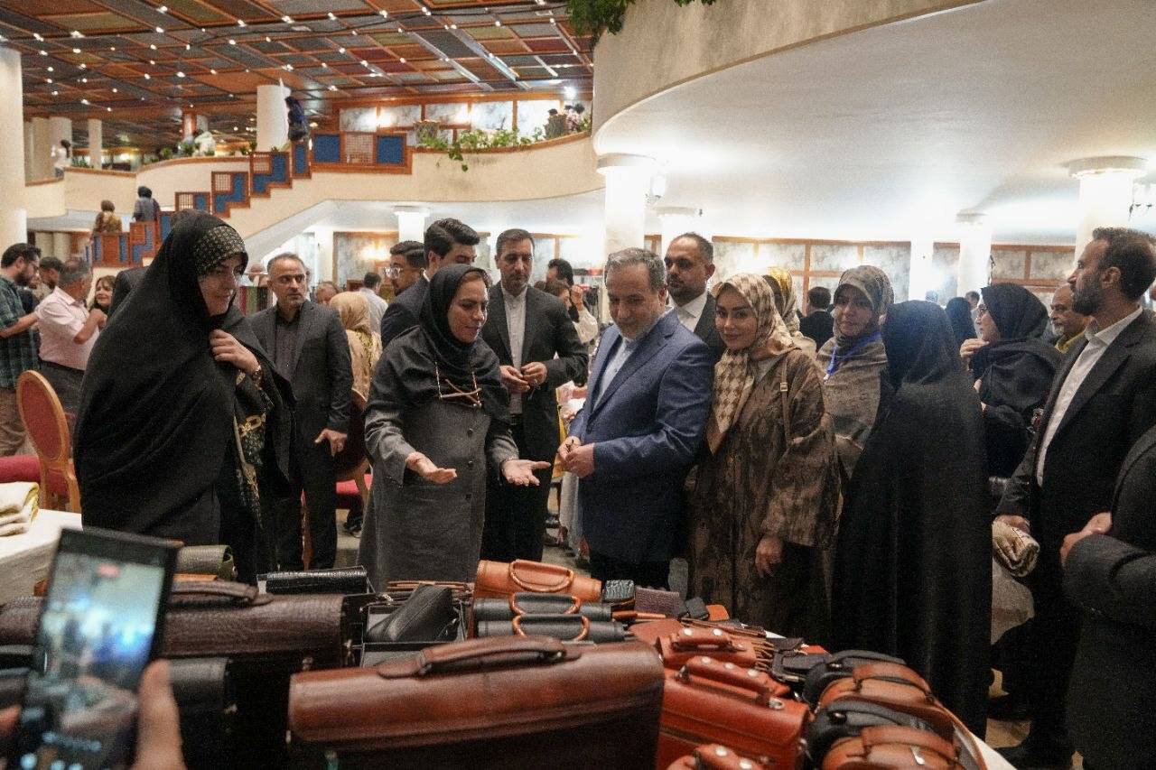 تصویری جدید از عباس عراقچی در کنار همسرش