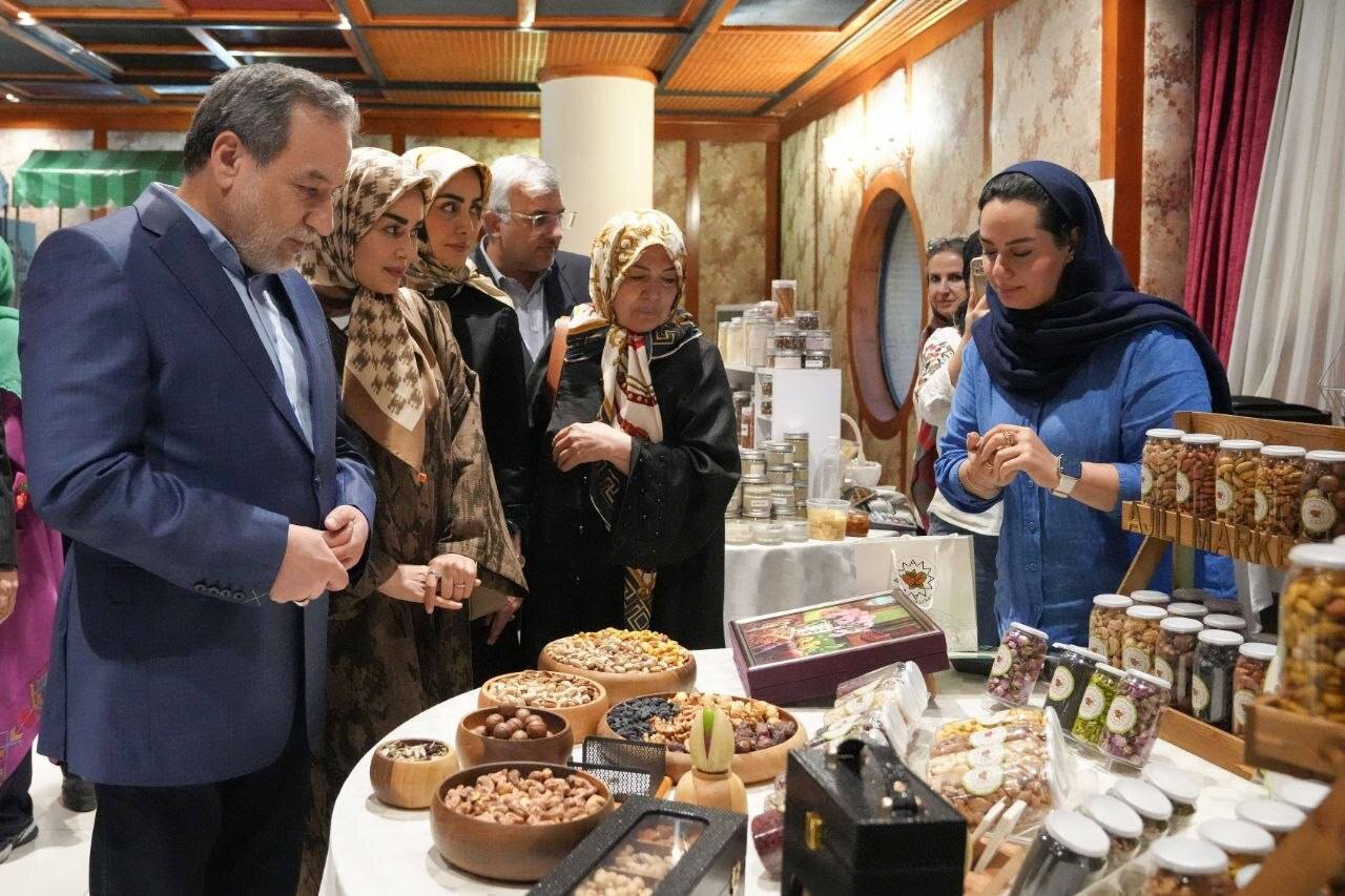 تصویری جدید از عباس عراقچی در کنار همسرش