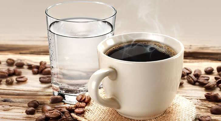 اول آب، بعد قهوه! چرا بهتر است روزتان را با یک لیوان آب شروع کنید؟
