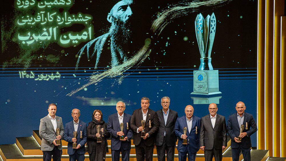 اتفاق عجیب؛ نشان کارآفرین برتر در دستان کسی که یک خودروسازی را متوقف کرد! اتفاق عجیب؛ نشان کارآفرین برتر در دستان کسی که یک خودروسازی را متوقف کرد!