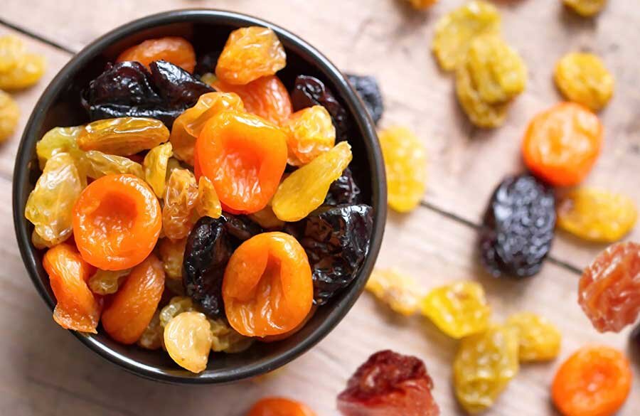 آلو خشک را صبح بخوریم یا شب؟؛ بهترین زمان برای رفع یبوست و بهبود گوارش