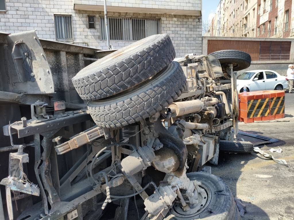 تصادف زنجیره‌ای ۱۲ خودرو در بزرگراه یادگار امام؛ ۵ نفر مصدوم شدند + تصاویر