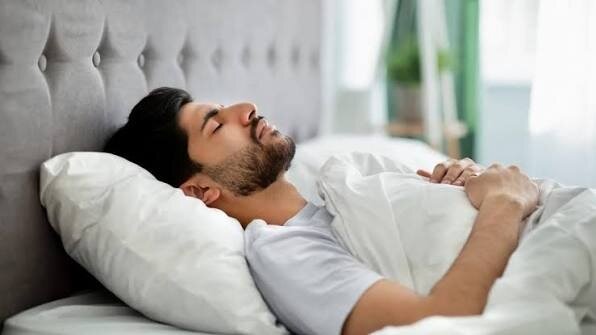 چطور بخوابیم قلب‌مان آسیب نبیند؟ | پاسخ به یک باور غلط درباره خوابیدن به سمت چپ بدن