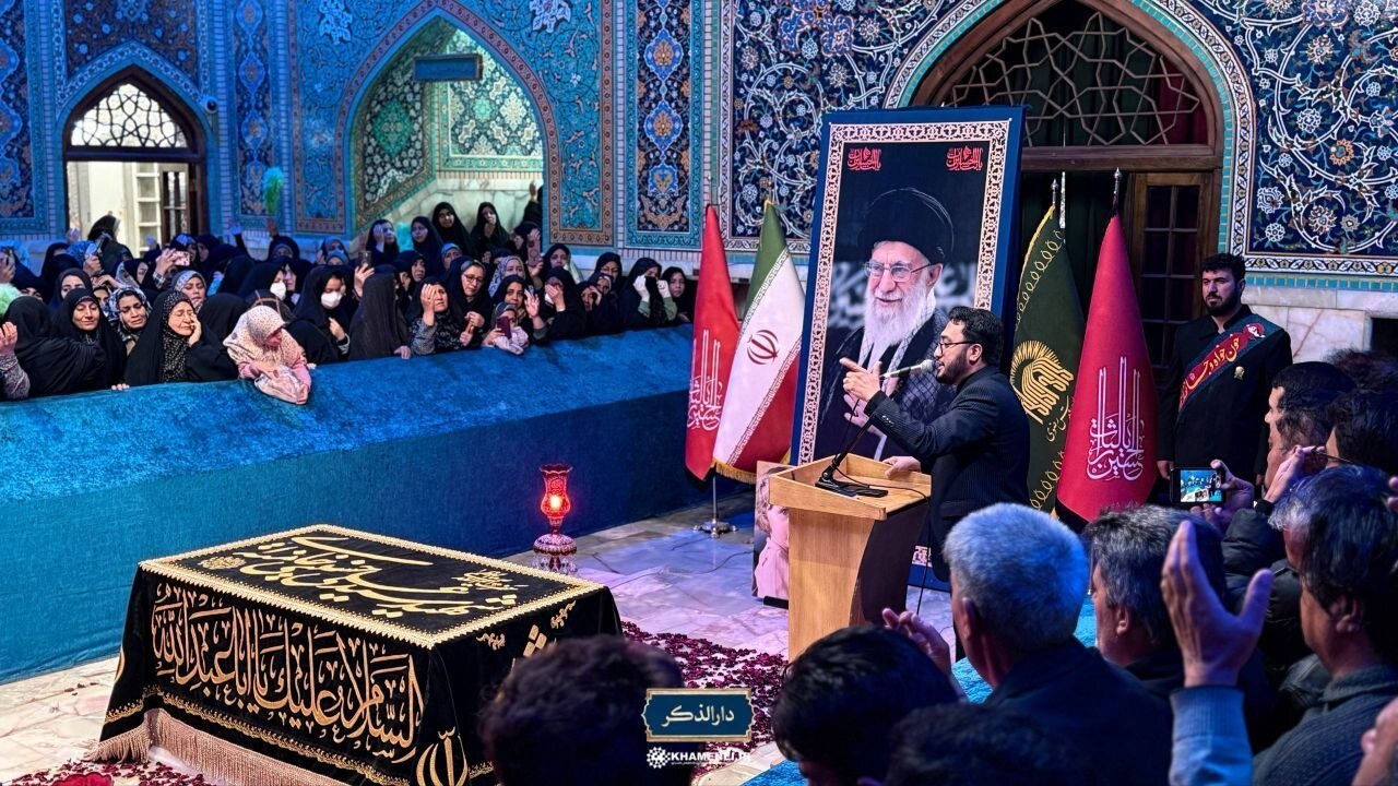 احساسات زائران امام رضا (ع) در مزار رهبر شهید احساسات زائران امام رضا (ع) در مزار رهبر شهید