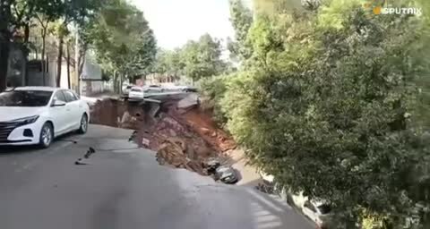 ناگهان زمین دهان باز کرد و این خودروها را بلعید! | ببینید ناگهان زمین دهان باز کرد و این خودروها را بلعید! | ببینید